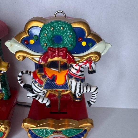 Vintage 1993CHRISTMAS Carousel Ornament Set of 2 CIRCUS ANIMALS ~ Lit & Animated - Picture 3 of 9